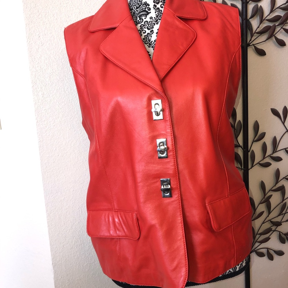 Lisa. Orange / red vest